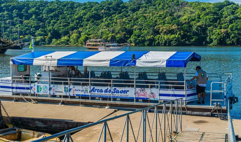 Navio de pesquisa oceanográfica da USP para cursos de biologia marinha e oceanografia.